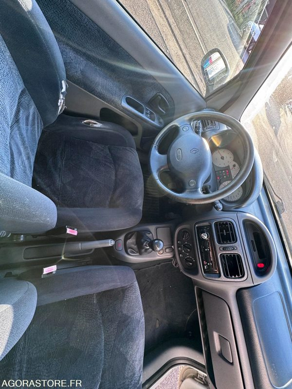 RENAULT CLIO 1.6I 110CH - 264830KMS - 1999 - Coche: foto 2 RENAULT CLIO 1.6I 110CH - 264830KMS - 1999 - Coche: foto 2