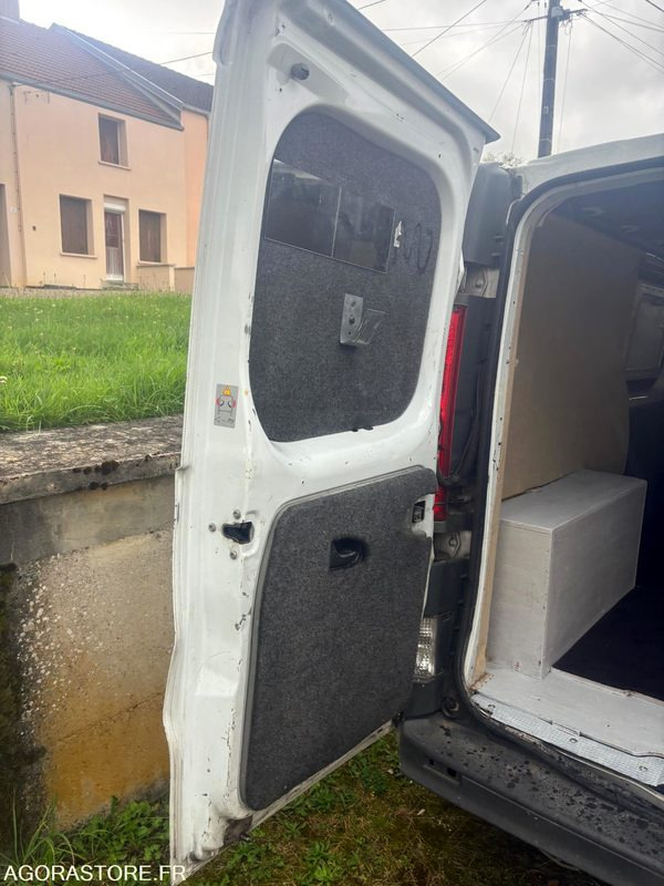 Renault Trafic dci 115 / 228000 km - Immatriculation anglaise - Furgoneta pequeña, Furgoneta combi: foto 3 Renault Trafic dci 115 / 228000 km - Immatriculation anglaise - Furgoneta pequeña, Furgoneta combi: foto 3