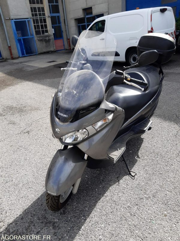 SCOOTER SUZUKI 125 - Motocicleta: foto 1 SCOOTER SUZUKI 125 - Motocicleta: foto 1