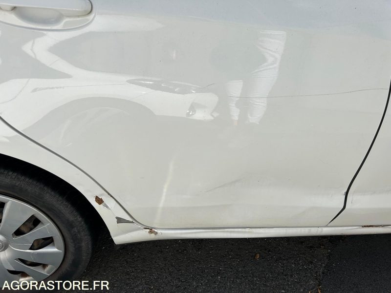 YARIS HYBRIDE AUTOMATIQUE / 2015 / 117 353KMS / VEHICULE ROULANT MAIS ENDOMMAGE - Coche: foto 3 YARIS HYBRIDE AUTOMATIQUE / 2015 / 117 353KMS / VEHICULE ROULANT MAIS ENDOMMAGE - Coche: foto 3