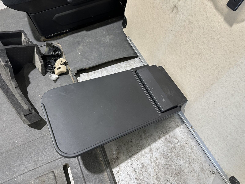 Mercedes-Benz passenger seat with lower bunk and table - Asiento para Camión: foto 4 Mercedes-Benz passenger seat with lower bunk and table - Asiento para Camión: foto 4