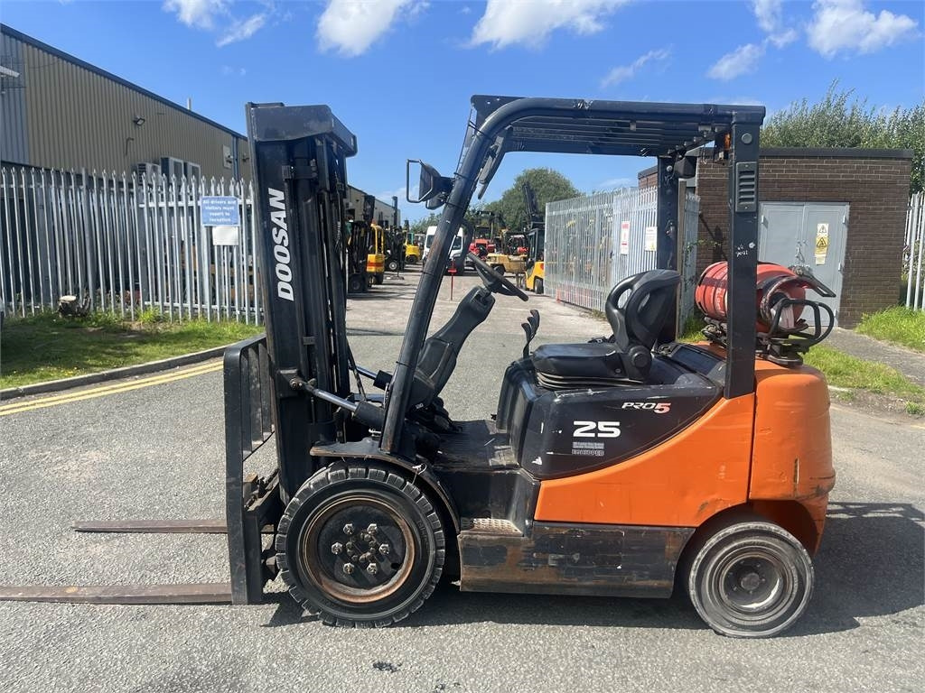 Doosan G25P-5  - Carretilla elevadora de gas: foto 1 Doosan G25P-5  - Carretilla elevadora de gas: foto 1