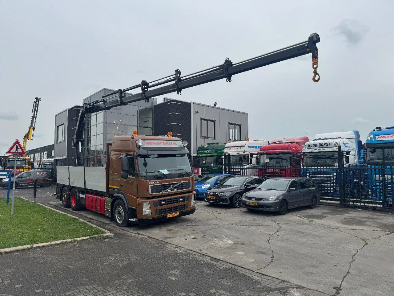 Volvo FM 500 6X2 EURO 5 HIAB 211 EP5 + REMOTE CONTROL - Camión grúa: foto 1 Volvo FM 500 6X2 EURO 5 HIAB 211 EP5 + REMOTE CONTROL - Camión grúa: foto 1