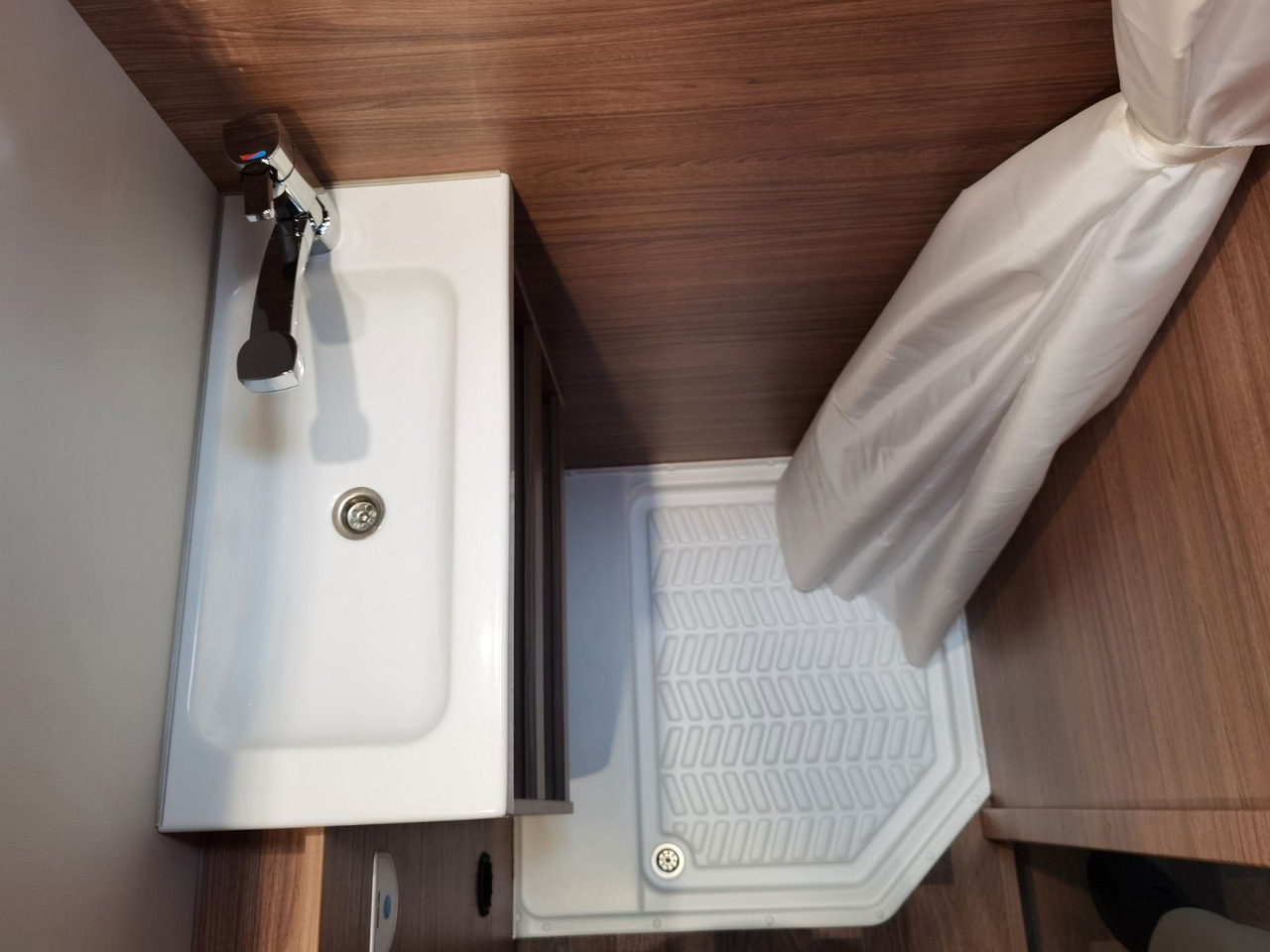 Autocaravana capuchina Weinsberg CARAHOME 600 DKG / 140PS / ETAGENBETTEN / 5xPERS: foto 25 Autocaravana capuchina Weinsberg CARAHOME 600 DKG / 140PS / ETAGENBETTEN / 5xPERS: foto 25