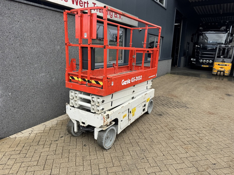 Genie GS2032 schaarlift schaar hoogwerker 2013 uur 8mtr werkhoogte - Plataforma de tijeras: foto 3 Genie GS2032 schaarlift schaar hoogwerker 2013 uur 8mtr werkhoogte - Plataforma de tijeras: foto 3