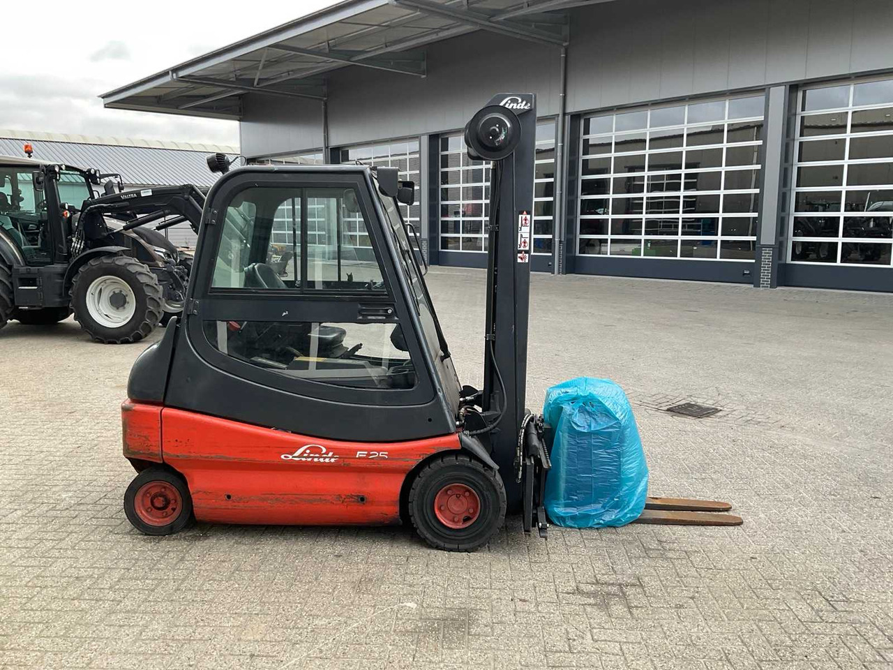2004 LINDE E25-02 FORKLIFT - Carretilla elevadora: foto 4 2004 LINDE E25-02 FORKLIFT - Carretilla elevadora: foto 4