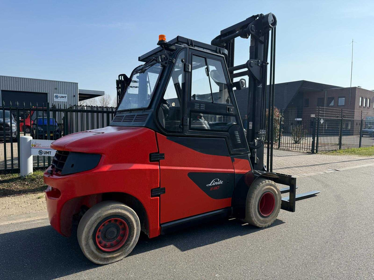 ELECTRIC LINDE E80-01/900 BATTERY 2020 - 4.5M FORK POSITIONER, SIDE-SHIFT - FORKLIFT YEAR OF MANUFACTURE 2017 - Carretilla elevadora: foto 2 ELECTRIC LINDE E80-01/900 BATTERY 2020 - 4.5M FORK POSITIONER, SIDE-SHIFT - FORKLIFT YEAR OF MANUFACTURE 2017 - Carretilla elevadora: foto 2