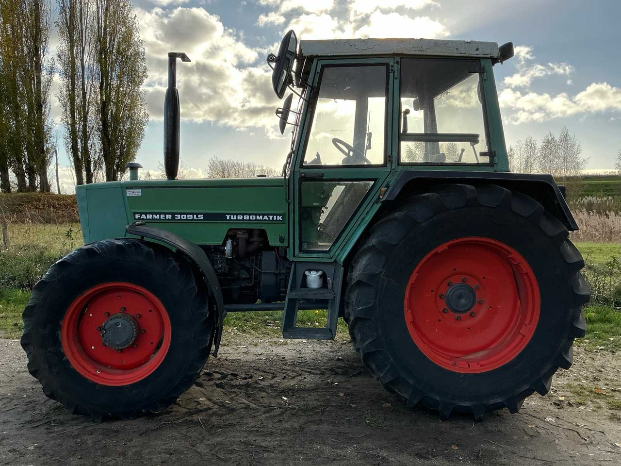 FENDT FARMER 309 LSA TURBOMATIK FOUR-WHEEL DRIVE AGRICULTURAL TRACTOR - Tractor: foto 2 FENDT FARMER 309 LSA TURBOMATIK FOUR-WHEEL DRIVE AGRICULTURAL TRACTOR - Tractor: foto 2