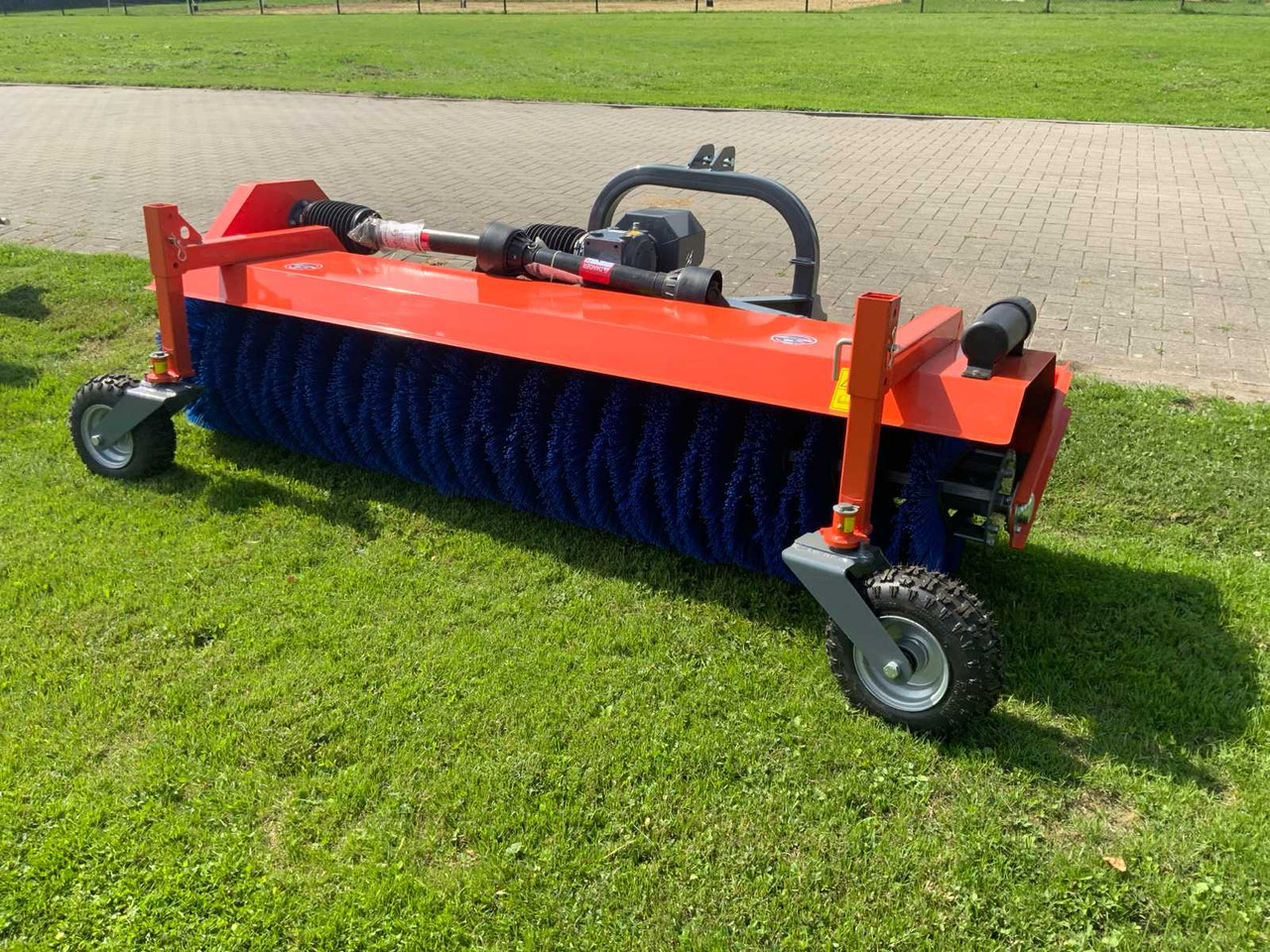 Loma Sweeper SWLT220 - Cargador frontal para tractor: foto 2 Loma Sweeper SWLT220 - Cargador frontal para tractor: foto 2