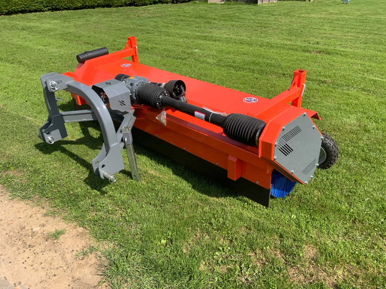 Loma Sweeper SWLT220 - Cargador frontal para tractor: foto 4 Loma Sweeper SWLT220 - Cargador frontal para tractor: foto 4