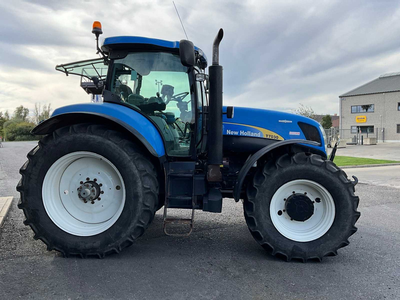 New Holland T7030 - Tractor: foto 4 New Holland T7030 - Tractor: foto 4