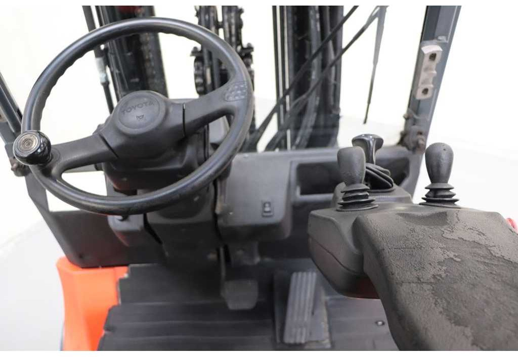 TOYOTA - 2010 - 7FBMF30 - FORKLIFT, TRIPLEX - Carretilla elevadora: foto 3 TOYOTA - 2010 - 7FBMF30 - FORKLIFT, TRIPLEX - Carretilla elevadora: foto 3