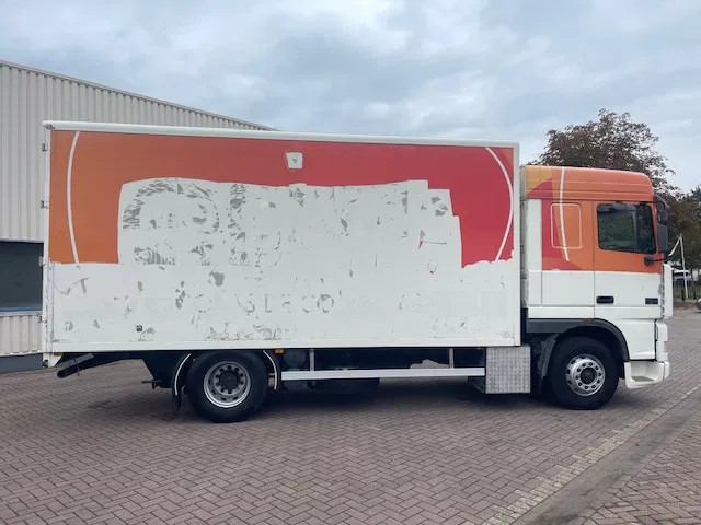 DAF XF 95.380 Euro 2 Manual-Gear - Camión caja cerrada: foto 2 DAF XF 95.380 Euro 2 Manual-Gear - Camión caja cerrada: foto 2