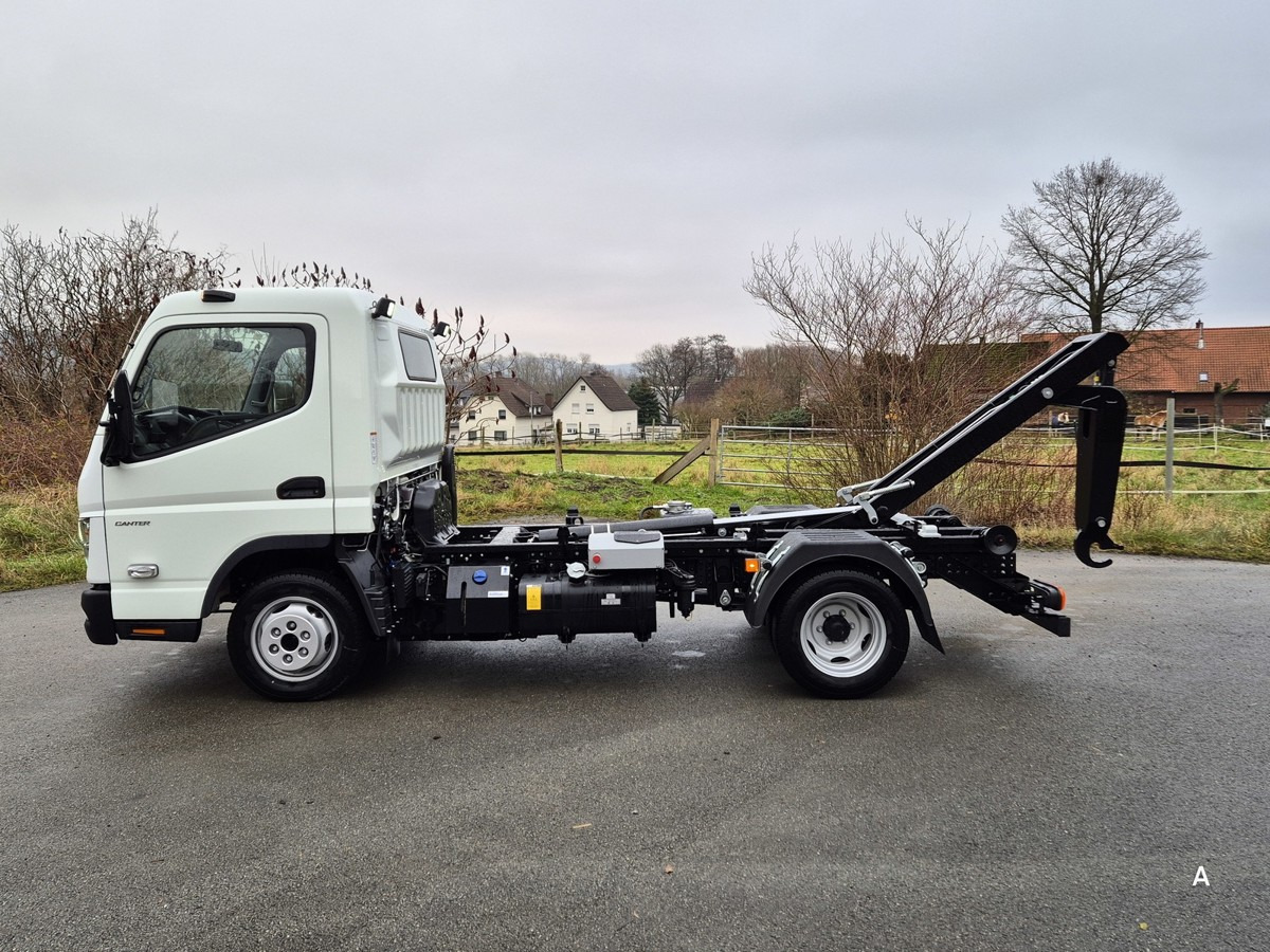 FUSO 3C15 Duonic Aut.City Abrollkipper AHK 3.5T sofor - Camión multibasculante: foto 4 FUSO 3C15 Duonic Aut.City Abrollkipper AHK 3.5T sofor - Camión multibasculante: foto 4