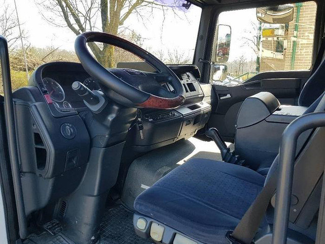 Foto del interior 1: Camión caja cerrada MAN TGL 12.210 4x2 BL Foto del interior 1: Camión caja cerrada MAN TGL 12.210 4x2 BL