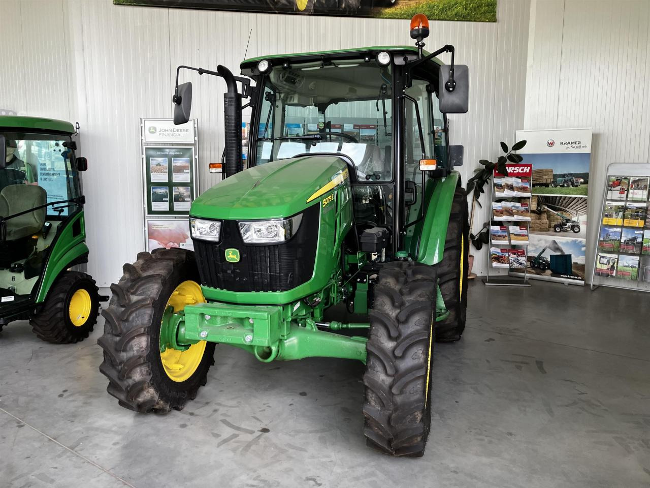 John Deere 5075E - Tractor: foto 1 John Deere 5075E - Tractor: foto 1