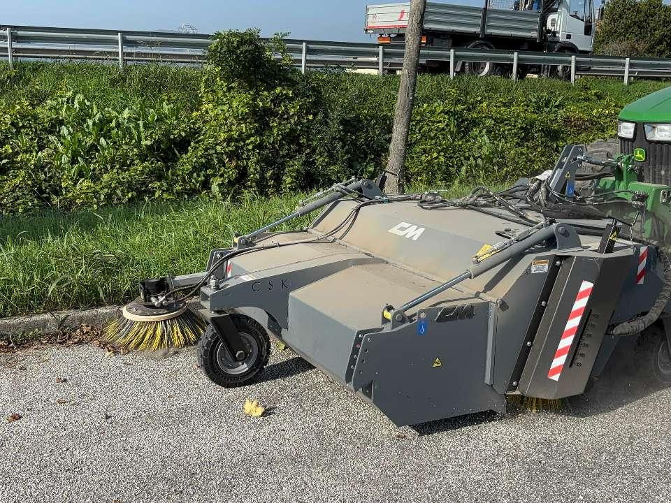 CM Crusher CSK 200 Sweeping Bucket - Barredora cucharón para Minicargadora: foto 4 CM Crusher CSK 200 Sweeping Bucket - Barredora cucharón para Minicargadora: foto 4