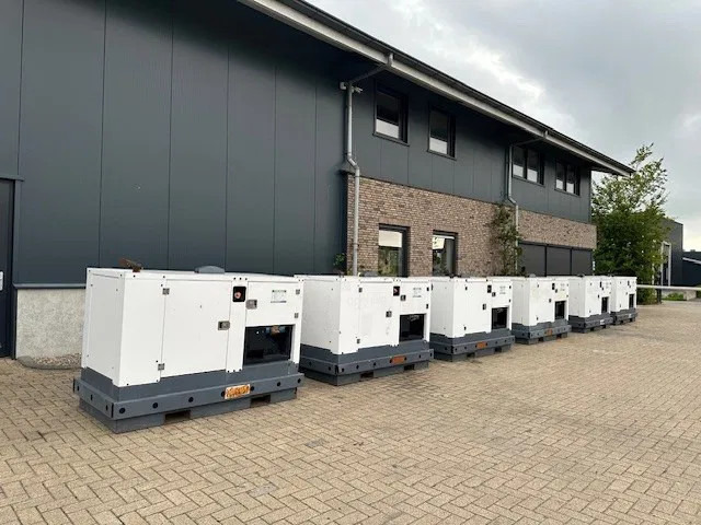 Iveco FPT F32 AM1A Leroy Somer 32 kVA Silent generatorset 297 hours ! - Generador industriale: foto 2 Iveco FPT F32 AM1A Leroy Somer 32 kVA Silent generatorset 297 hours ! - Generador industriale: foto 2