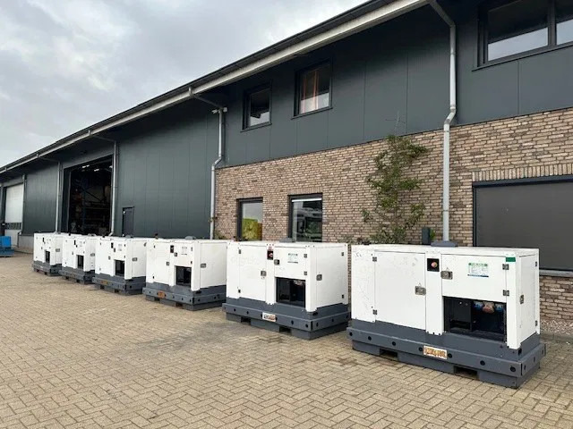 Iveco FPT F32 AM1A Leroy Somer 32 kVA Silent generatorset 297 hours ! - Generador industriale: foto 4 Iveco FPT F32 AM1A Leroy Somer 32 kVA Silent generatorset 297 hours ! - Generador industriale: foto 4
