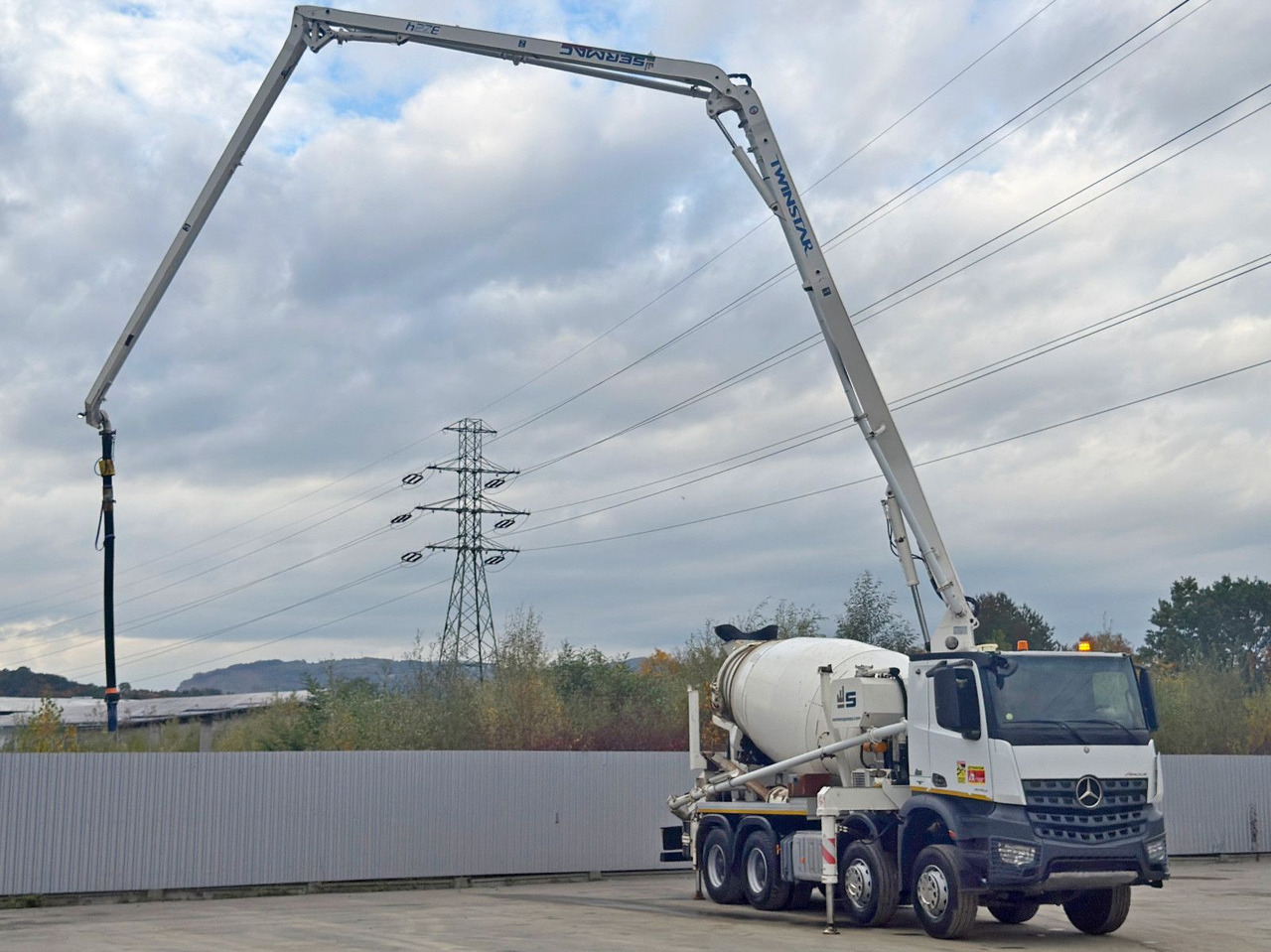 Mercedes-Benz AROCS 3743 * Betonpumpe + FUNK * 8x4 * TOP - Camión bomba de hormigón: foto 3 Mercedes-Benz AROCS 3743 * Betonpumpe + FUNK * 8x4 * TOP - Camión bomba de hormigón: foto 3