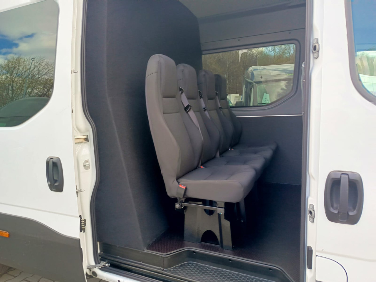 IVECO Daily 35 180 7-Sitzer - Furgoneta de pasajeros, Furgoneta combi: foto 1 IVECO Daily 35 180 7-Sitzer - Furgoneta de pasajeros, Furgoneta combi: foto 1