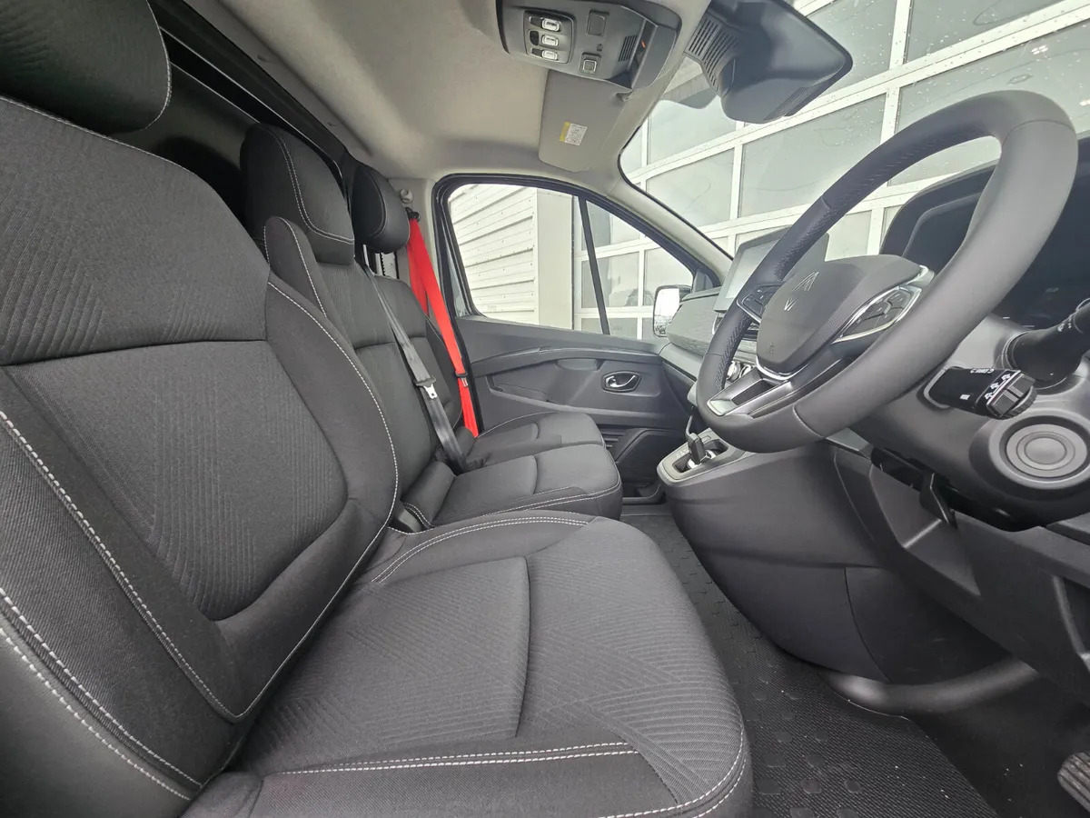 Furgón nuevo NEW Renault Trafic Exclusive 170BHP/150BHP Auto Black: foto 6