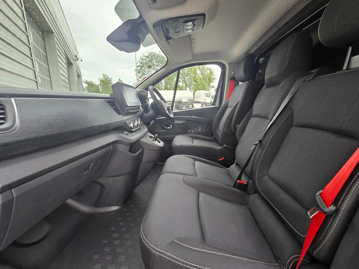 Furgón nuevo NEW Renault Trafic Exclusive 170BHP/150BHP Auto Black: foto 8