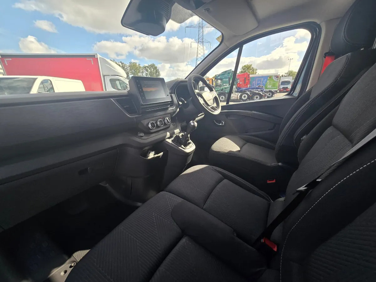 NEW Renault Trafic Exclusive 170BHP/150BHP Manual White - Furgón: foto 2 NEW Renault Trafic Exclusive 170BHP/150BHP Manual White - Furgón: foto 2