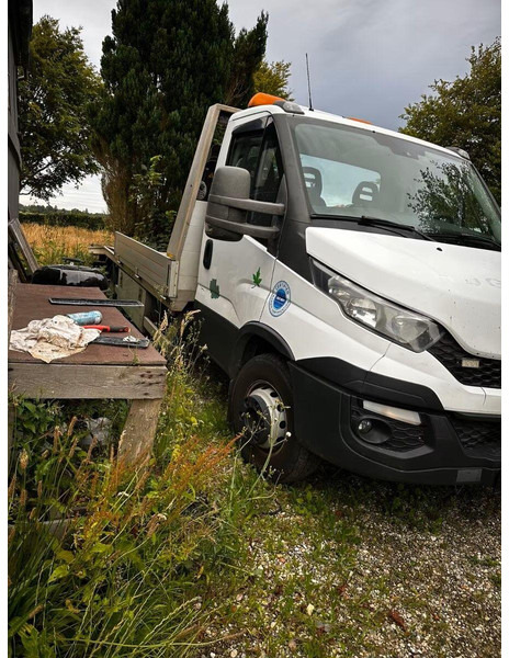 Iveco Daily 70C17 - Car transporter + crane - Camión portavehículos: foto 2 Iveco Daily 70C17 - Car transporter + crane - Camión portavehículos: foto 2