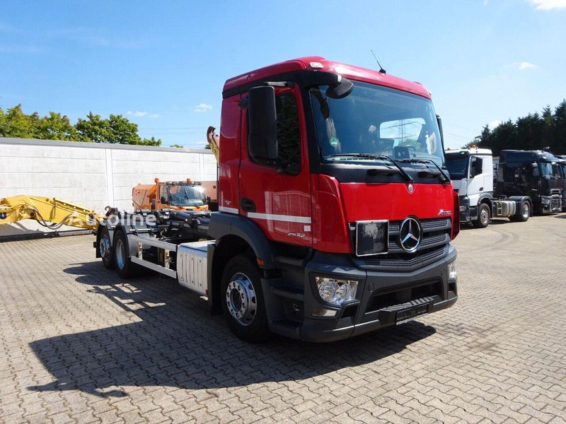 Mercedes-Benz Antos 2532 - Hook lift truck - Camión multibasculante: foto 2 Mercedes-Benz Antos 2532 - Hook lift truck - Camión multibasculante: foto 2