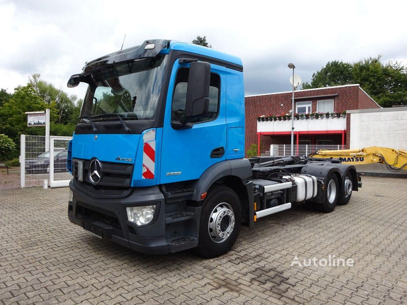 Mercedes-Benz Antos 2533 - Hook lift truck 6x2 - Camión multibasculante: foto 2 Mercedes-Benz Antos 2533 - Hook lift truck 6x2 - Camión multibasculante: foto 2