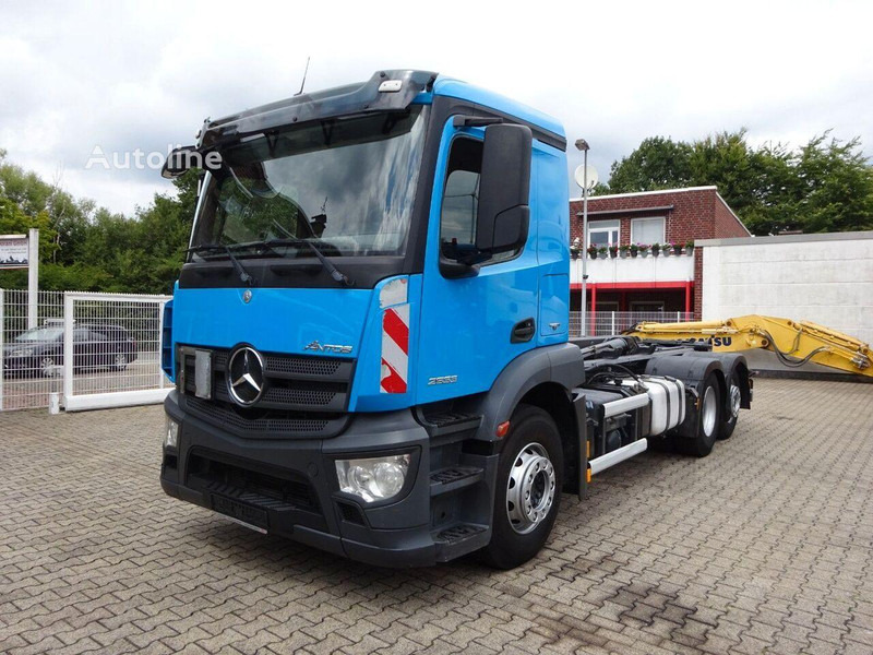 Mercedes-Benz Antos 2533 - Hook lift truck 6x2 - Camión multibasculante: foto 1 Mercedes-Benz Antos 2533 - Hook lift truck 6x2 - Camión multibasculante: foto 1
