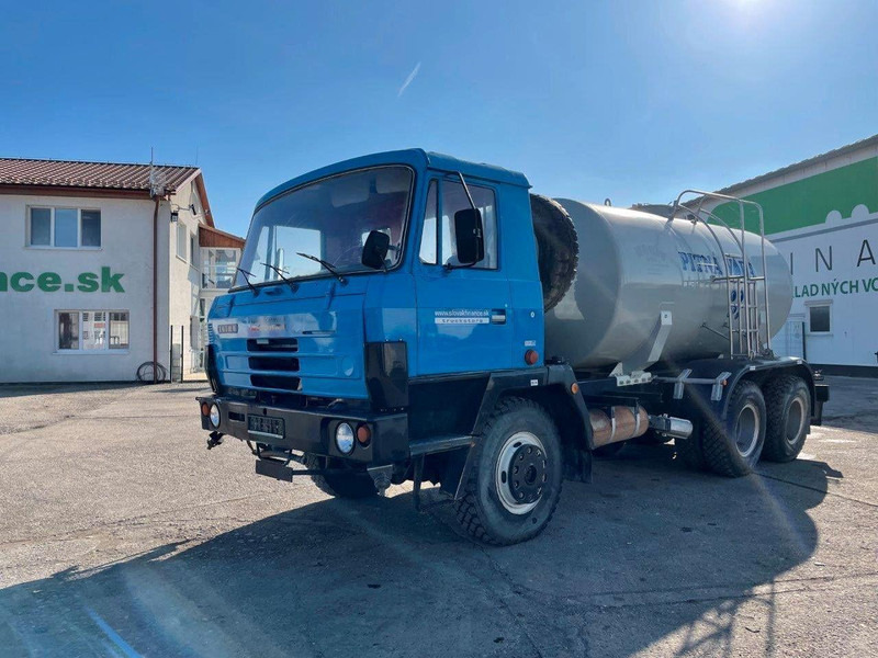 Tatra 815 6x6 Vízszállító Tartálykocsi - Camión cisterna: foto 2 Tatra 815 6x6 Vízszállító Tartálykocsi - Camión cisterna: foto 2