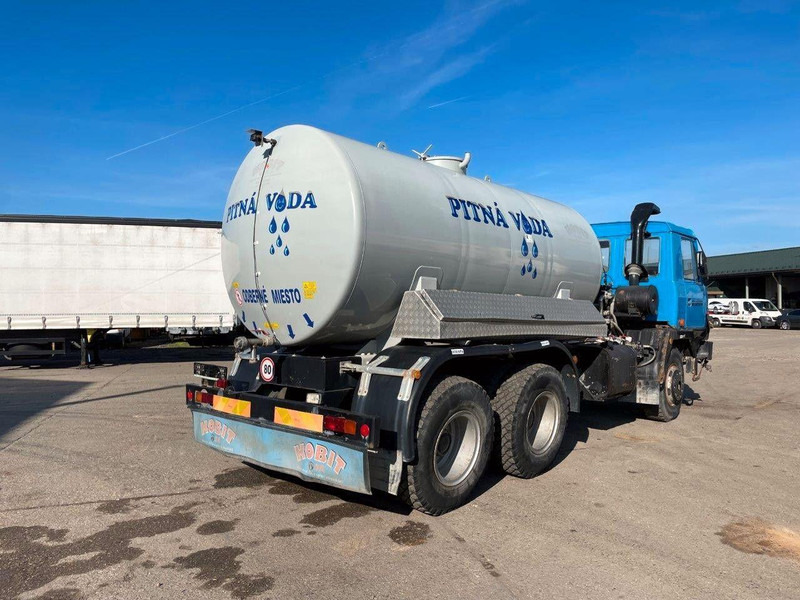 Tatra 815 6x6 Vízszállító Tartálykocsi - Camión cisterna: foto 3 Tatra 815 6x6 Vízszállító Tartálykocsi - Camión cisterna: foto 3