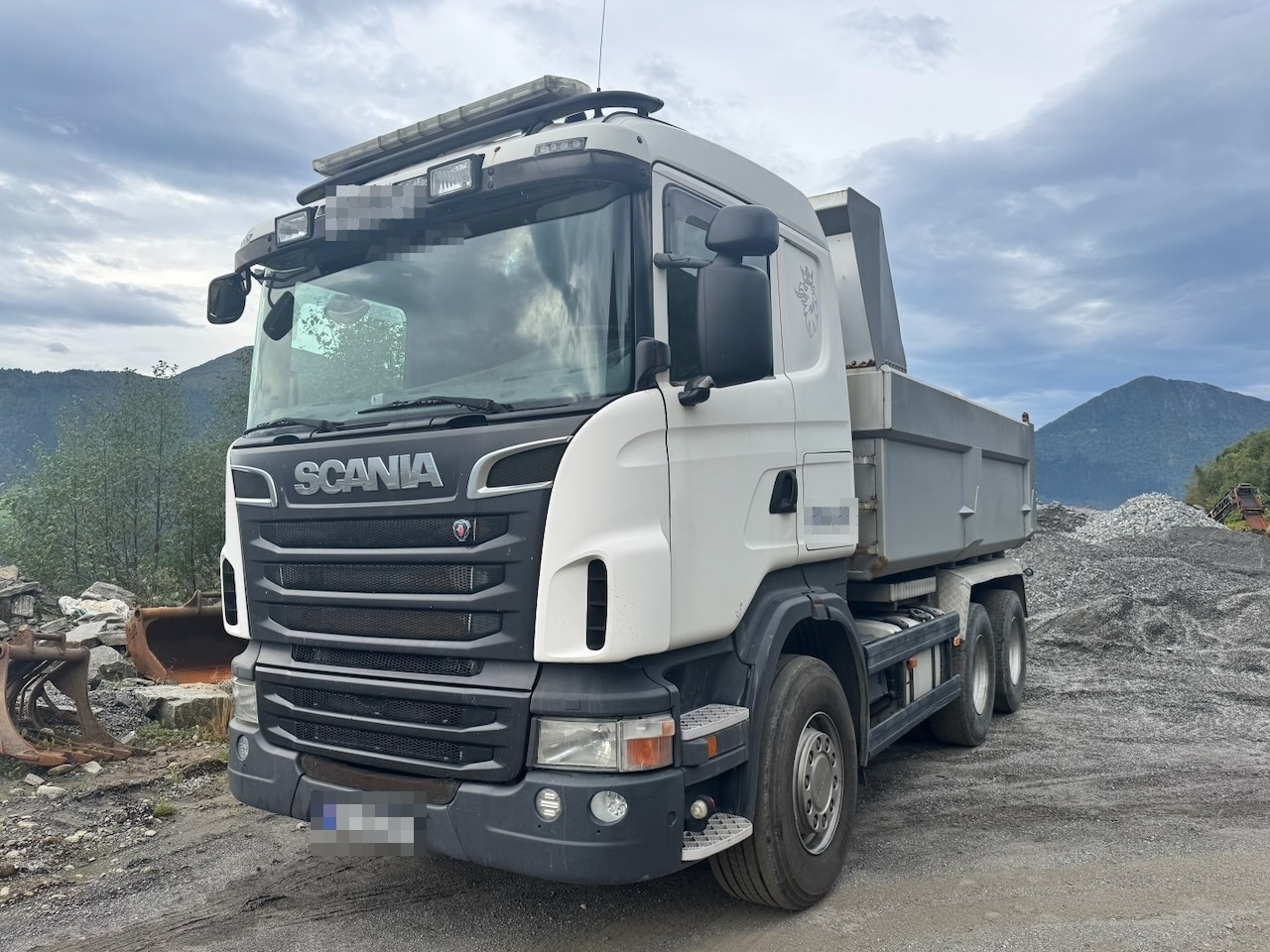 Camión volquete Scania R560: foto 1