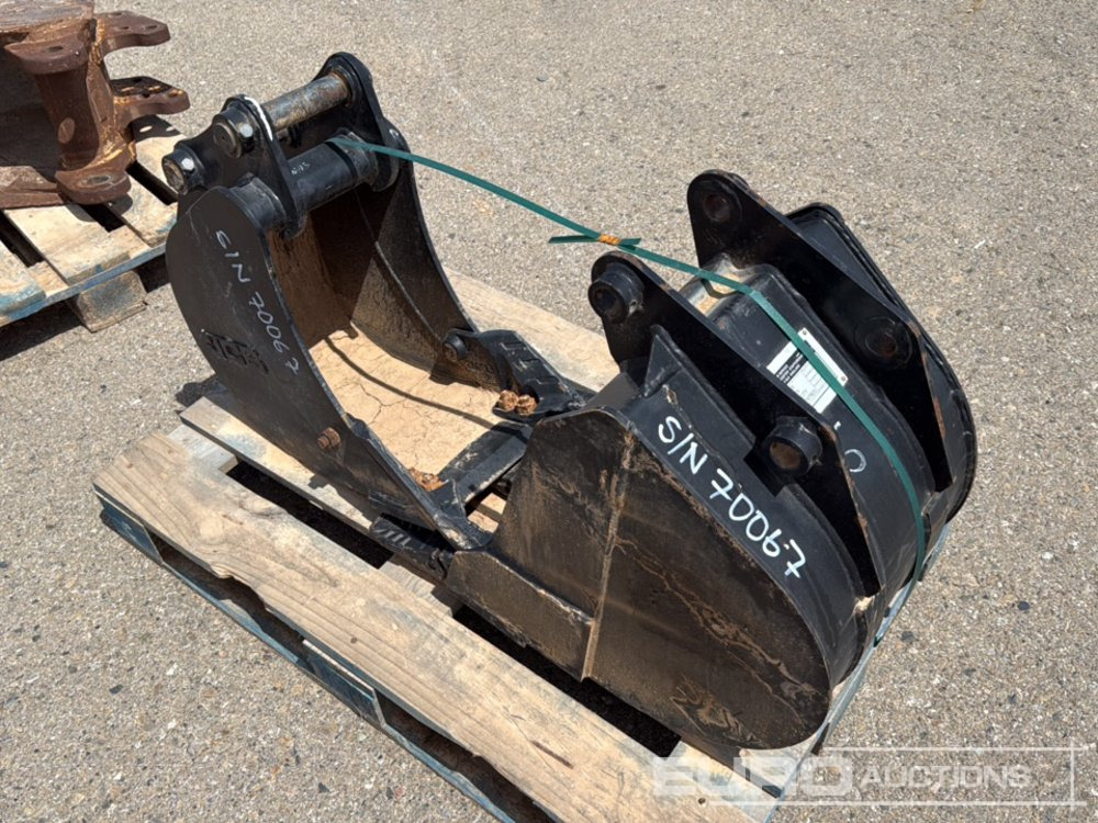JCB Pallet of 14'' & 18'' Digging Buckets S/Ns:980/88646, 980-B485 - Cazo: foto 2 JCB Pallet of 14'' & 18'' Digging Buckets S/Ns:980/88646, 980-B485 - Cazo: foto 2