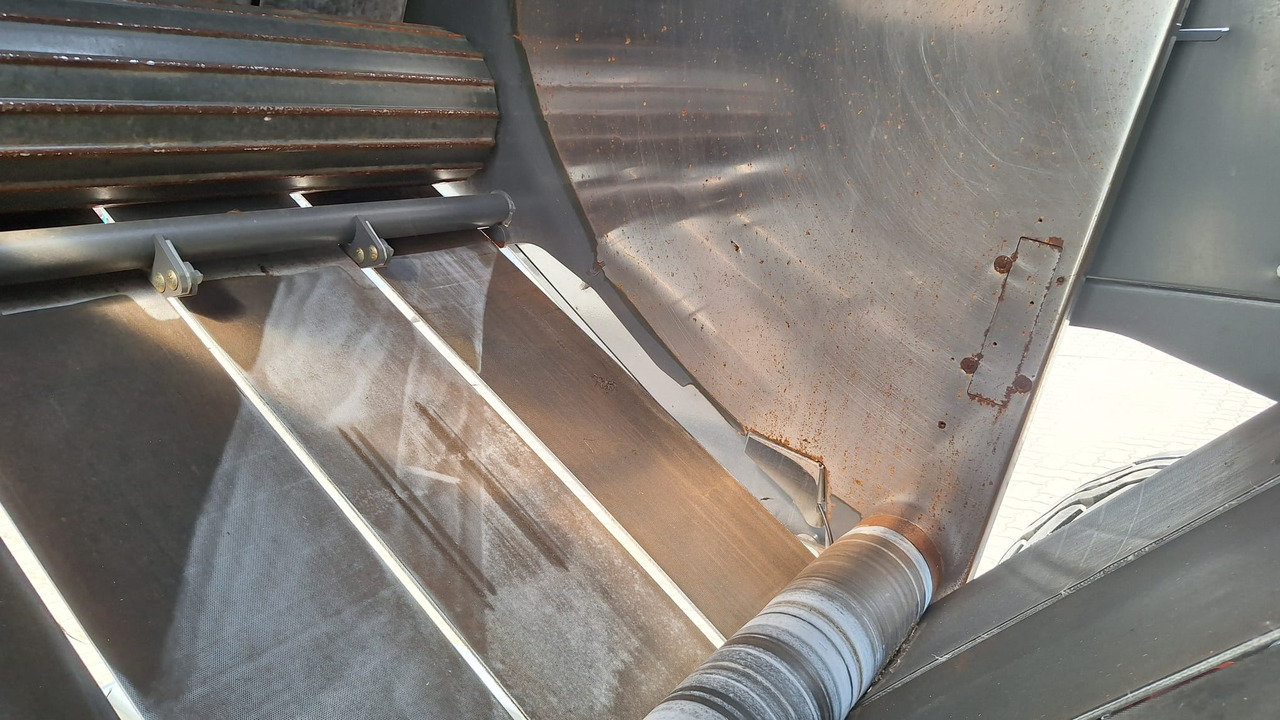 Claas Variant 485 RC - Maquinaria de henificación: foto 4 Claas Variant 485 RC - Maquinaria de henificación: foto 4