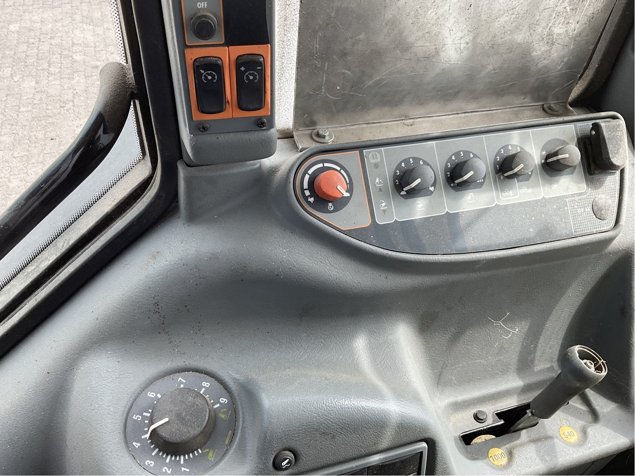 Valtra A 93 - Tractor: foto 5 Valtra A 93 - Tractor: foto 5