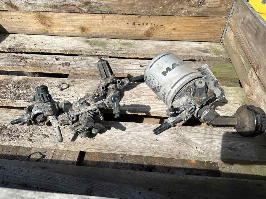 MAN AIR DRYER 81.52102-6209 - Válvula de freno para Camión: foto 1 MAN AIR DRYER 81.52102-6209 - Válvula de freno para Camión: foto 1