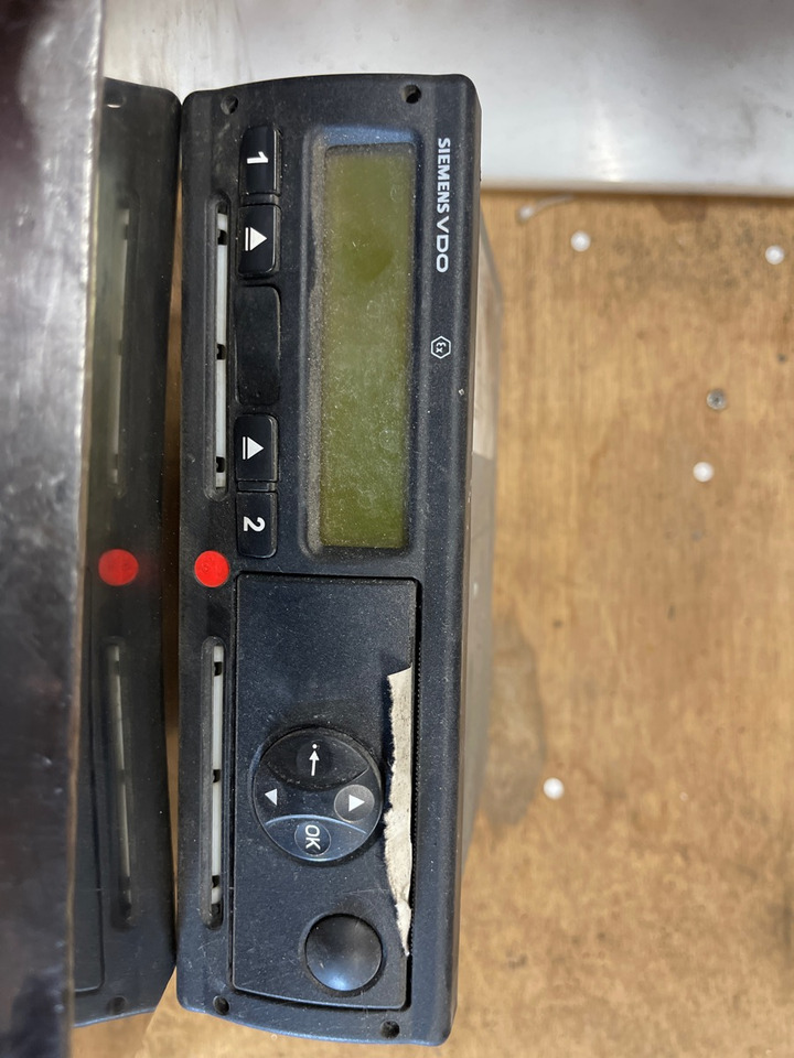 MERCEDES Tachograph A0014462033 /003 1381.2070000039A - Cabina e interior para Camión: foto 2 MERCEDES Tachograph A0014462033 /003 1381.2070000039A - Cabina e interior para Camión: foto 2