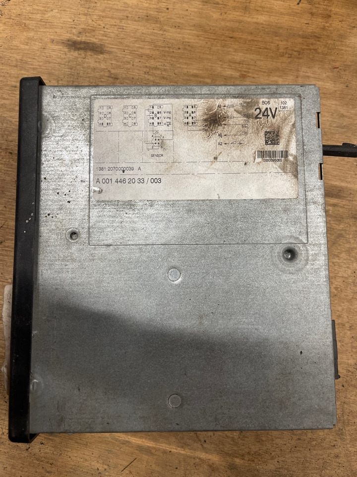 MERCEDES Tachograph A0014462033 /003 1381.2070000039A - Cabina e interior para Camión: foto 1 MERCEDES Tachograph A0014462033 /003 1381.2070000039A - Cabina e interior para Camión: foto 1