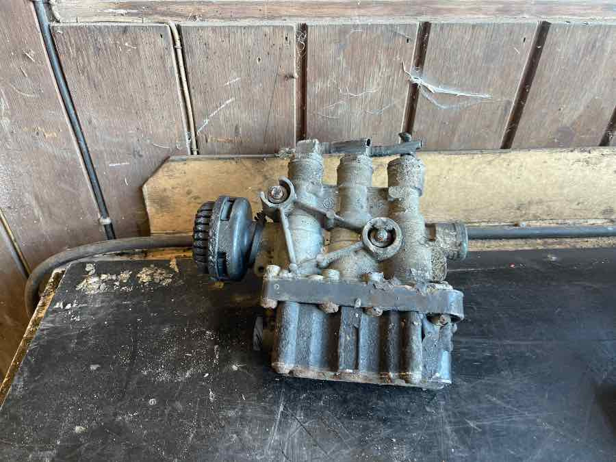 MERCEDES VALVE A0003279725 - Válvula de freno para Camión: foto 2 MERCEDES VALVE A0003279725 - Válvula de freno para Camión: foto 2