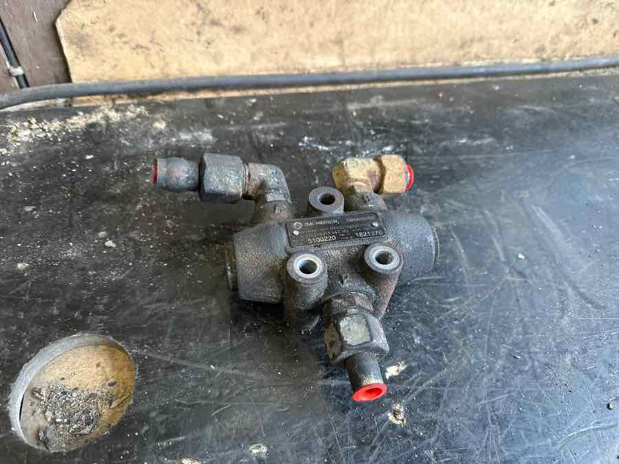 MERCEDES FLOW VALVE A0004606984 - Recambio para Autobús: foto 1 MERCEDES FLOW VALVE A0004606984 - Recambio para Autobús: foto 1