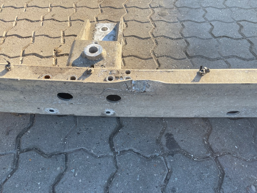 VOLVO BUMPER 84210166 - Carrocería y exterior para Camión: foto 3 VOLVO BUMPER 84210166 - Carrocería y exterior para Camión: foto 3