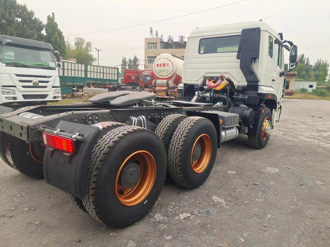 SINOTRUK HOWO 371hp 6X4 Tractor unit - Cabeza tractora: foto 4 SINOTRUK HOWO 371hp 6X4 Tractor unit - Cabeza tractora: foto 4
