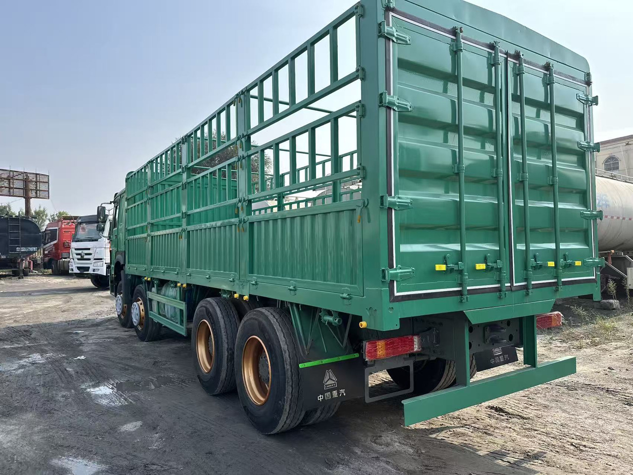 SINOTRUK HOWO 420hp 8x4 fence truck - Camión caja abierta: foto 5 SINOTRUK HOWO 420hp 8x4 fence truck - Camión caja abierta: foto 5