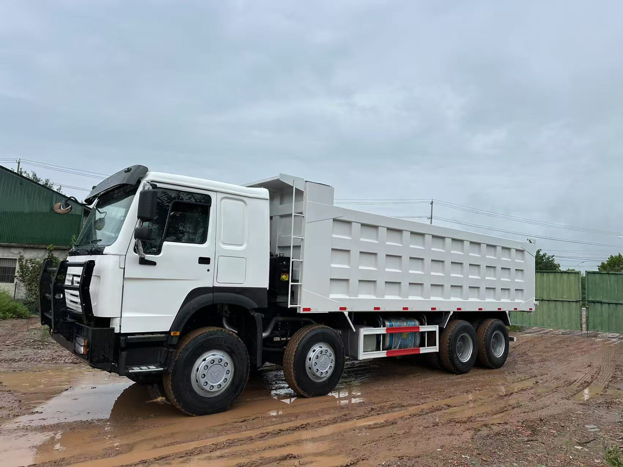 Sinotruk HOWO 371hp 8x4 tipper truck - Camión volquete: foto 4 Sinotruk HOWO 371hp 8x4 tipper truck - Camión volquete: foto 4