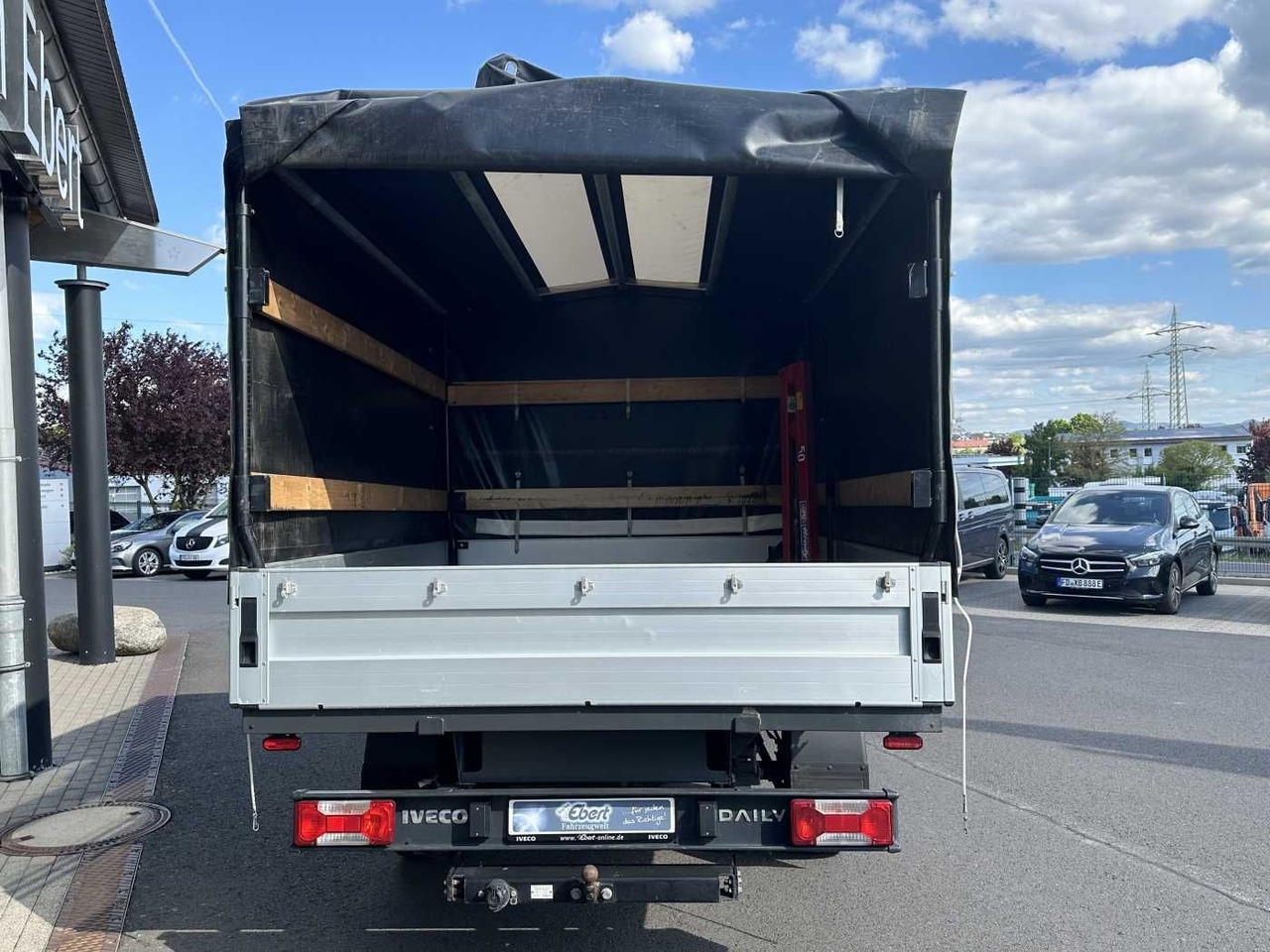 Iveco Daily 35S14 Pritsche+Plane *AHK*Ladekran*7-Sitze - Furgoneta con lona: foto 4 Iveco Daily 35S14 Pritsche+Plane *AHK*Ladekran*7-Sitze - Furgoneta con lona: foto 4