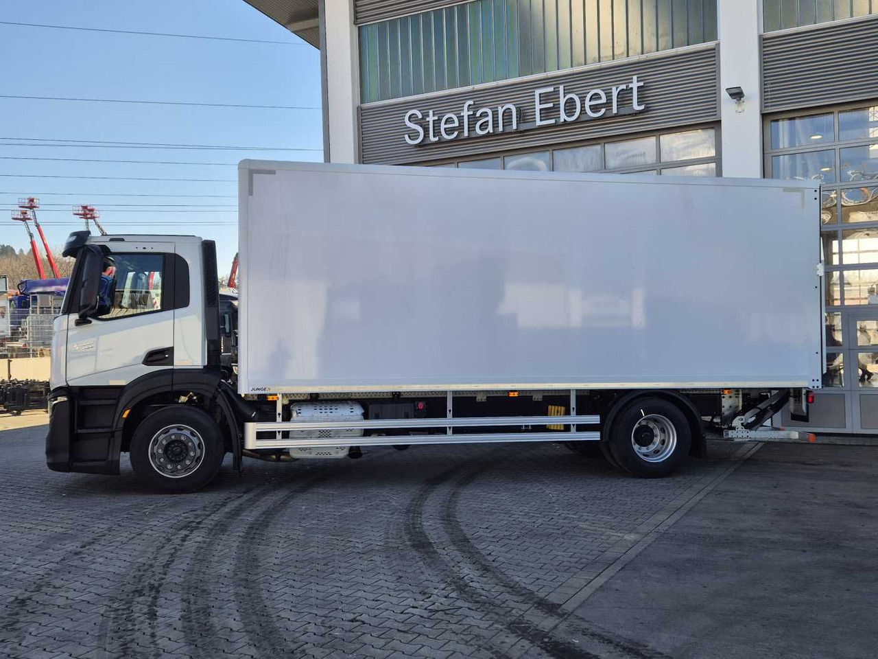 Iveco S-Way AD190S40/P Junge AHK LBW 2.000kg - Camión caja cerrada: foto 5 Iveco S-Way AD190S40/P Junge AHK LBW 2.000kg - Camión caja cerrada: foto 5