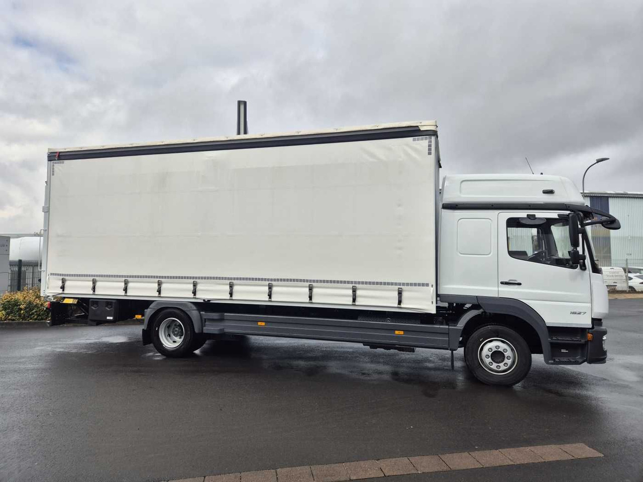 Mercedes-Benz Atego 1527 L L-Haus LBW Palfinger 1.500kg 2 Bett - Camión lona: foto 4 Mercedes-Benz Atego 1527 L L-Haus LBW Palfinger 1.500kg 2 Bett - Camión lona: foto 4